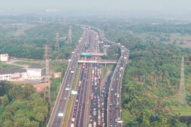 Penampakan Puncak Arus Mudik Hari Ini, Tol MBZ hingga Cikampek Macet Parah 15 Km