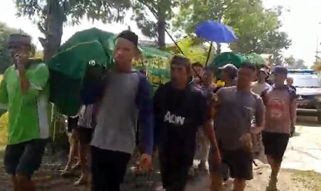 Isak Tangis Iringi Pemakaman 5 Jenazah Sekeluarga Korban Kecelakaan di Tol Tegal