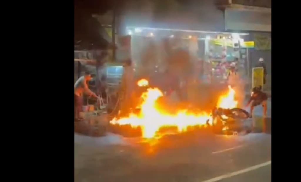 Viral Motor Remaja Terbakar usai Jatuh gegara Ngebut di Jalan Rusak Jember