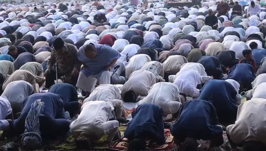 Lebaran Lebih Awal, Jemaah Muhammadiyah Bandung Salat Idulfitri di Lapangan Lodaya