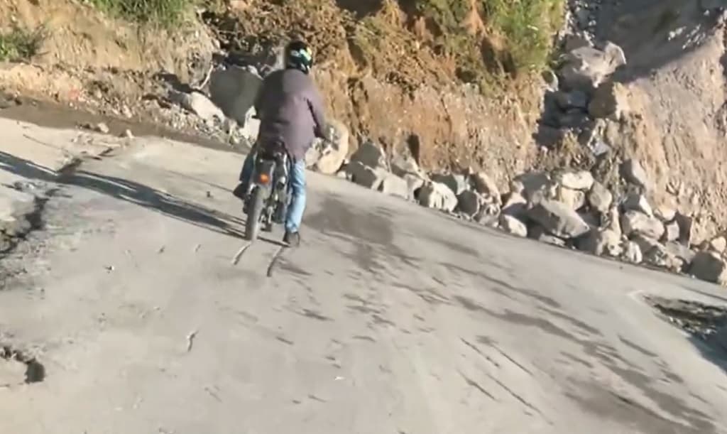 Tebing Malalak Longsor, Jalur Alternatif Padang-Bukittinggi Ditutup bagi Pemudik