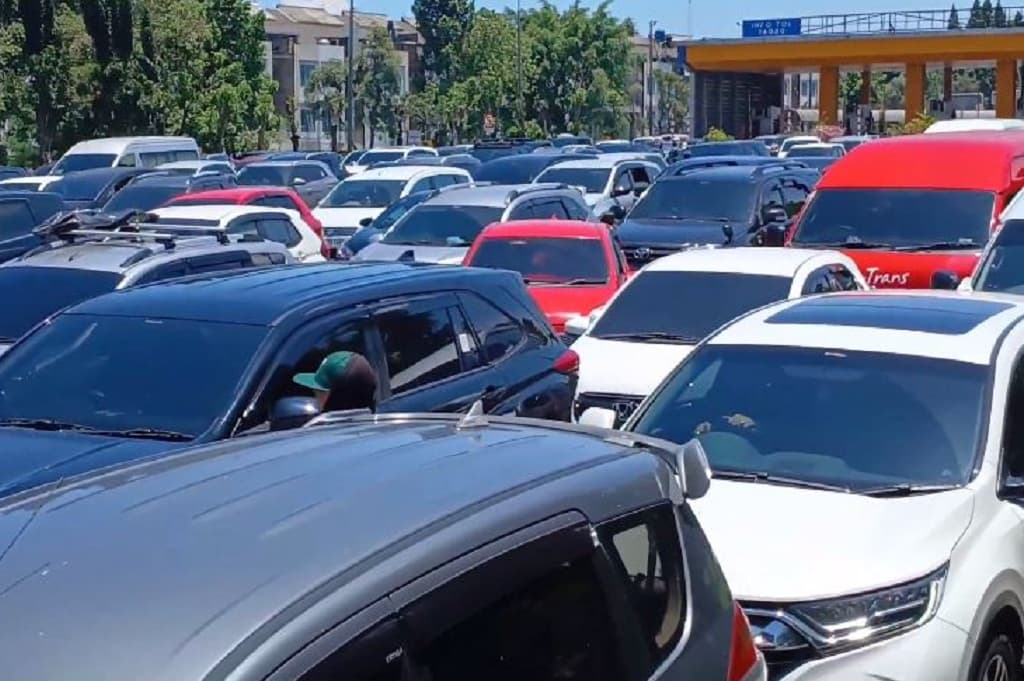 Libur Lebaran! 38.820 Kendaraan Masuk Bandung Lewat Tol Pasteur, Antrean Membeludak
