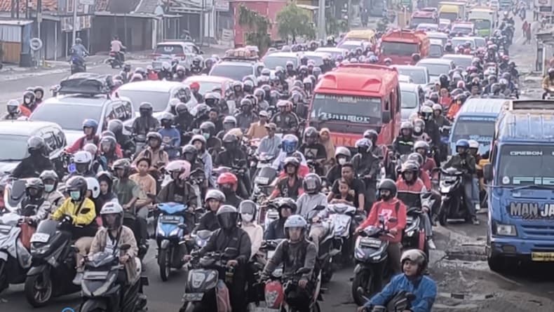Puncak Arus Balik Lebaran, Kendaraan Padat Merayap di Simpang Empat Palimanan