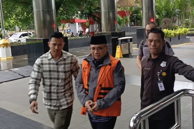 Eks Menag Yaqut Tiba di KPK Pakai Rompi Oranye, Kembali Dijebloskan ke Rutan
