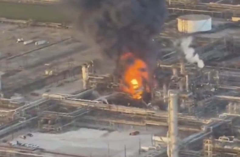Ledakan Dahsyat Guncang Kilang Minyak AS di Texas, Pembalasan Iran?
