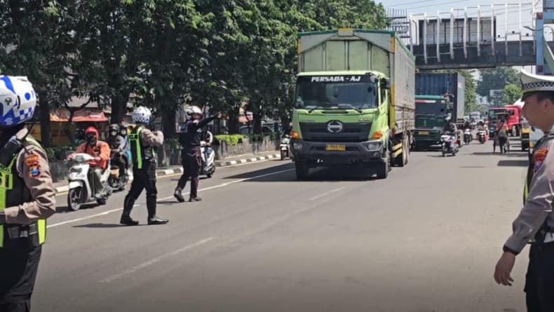 Polisi Razia Angkutan Barang Selama Arus Balik Lebaran di Sidoarjo, Melanggar Ditilang