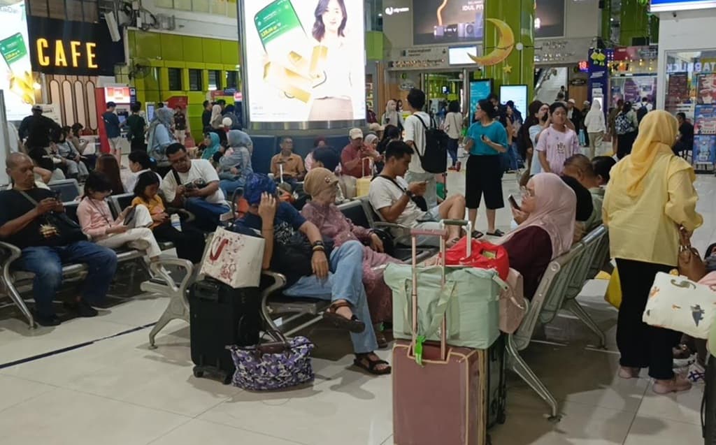 Stasiun Gambir Dipadati Penumpang pada Puncak Arus Balik Lebaran