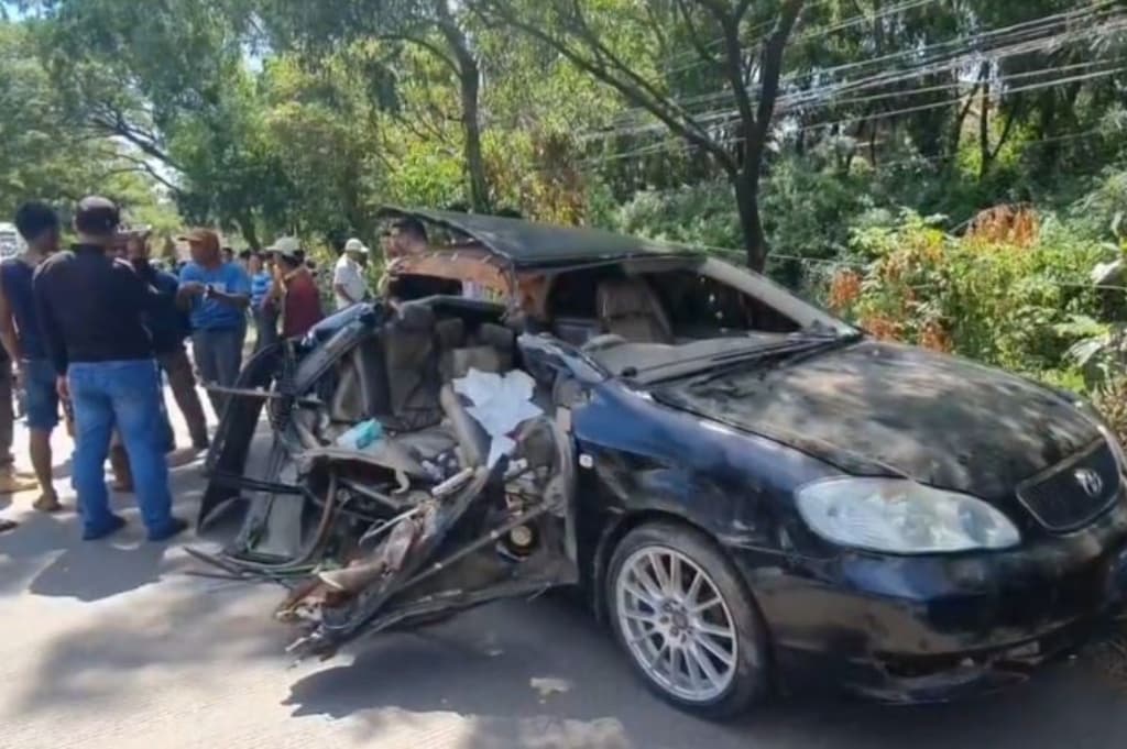 Kecelakaan Forklift Tabrak Sedan hingga Ringsek di Cilegon, Sopir Kritis
