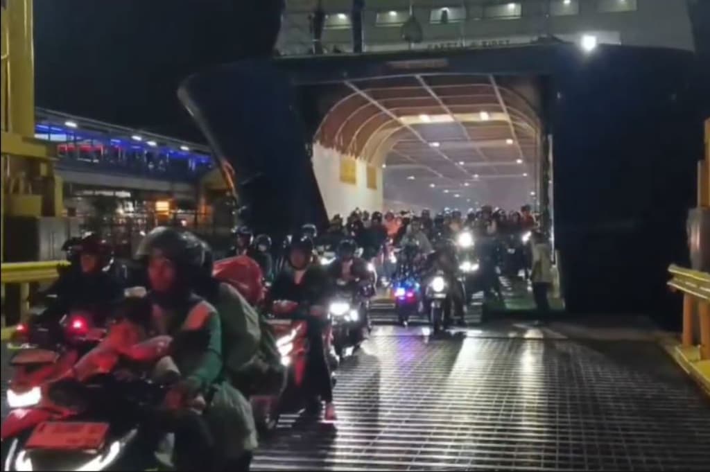 Puncak Arus Balik Lebaran, Ribuan Pemudik Motor dari Sumatra Penuhi Pelabuhan Merak