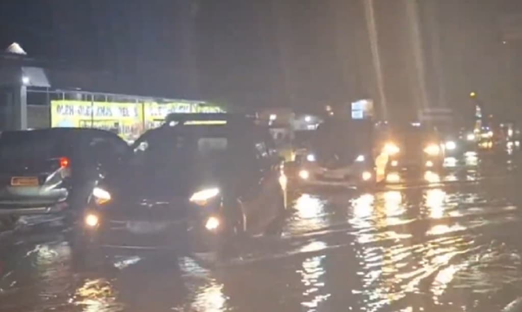 Jalur Pejagan Macet Parah Imbas Banjir, Kendaraan Pemudik Dialihkan ke Tol Tegal