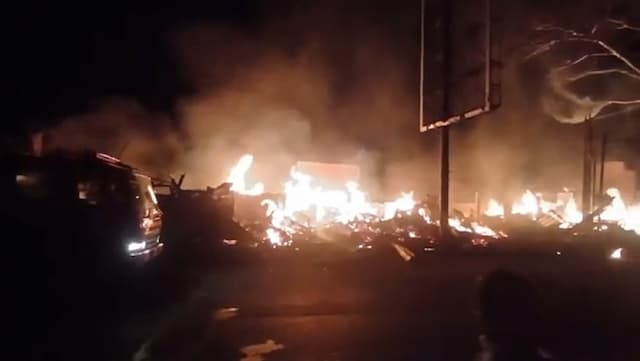 Kebakaran Hebat di Soekarno-Hatta Bandung, 8 Kios Ludes Dilalap Api