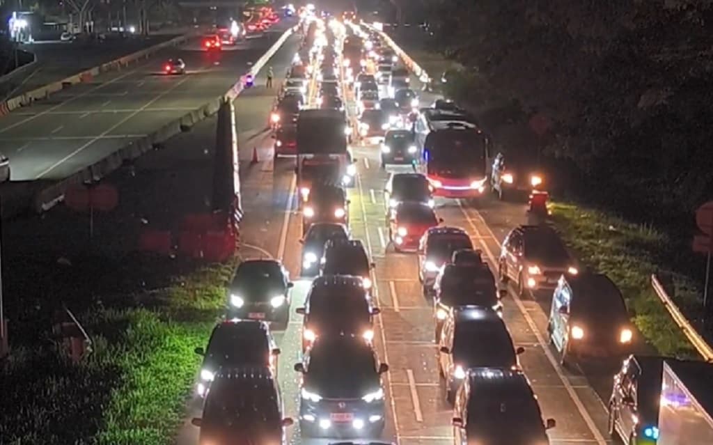 Tol Cipali Macet Horor 34 Km Imbas Ribuan Pemudik Berhenti di Bahu Jalan