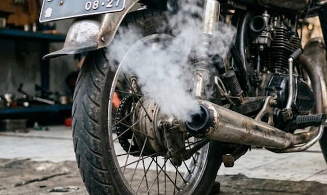 Knalpot Motor Keluar Asap Putih, Jangan Panik Kenali Penyebab dan Cara Mengatasinya