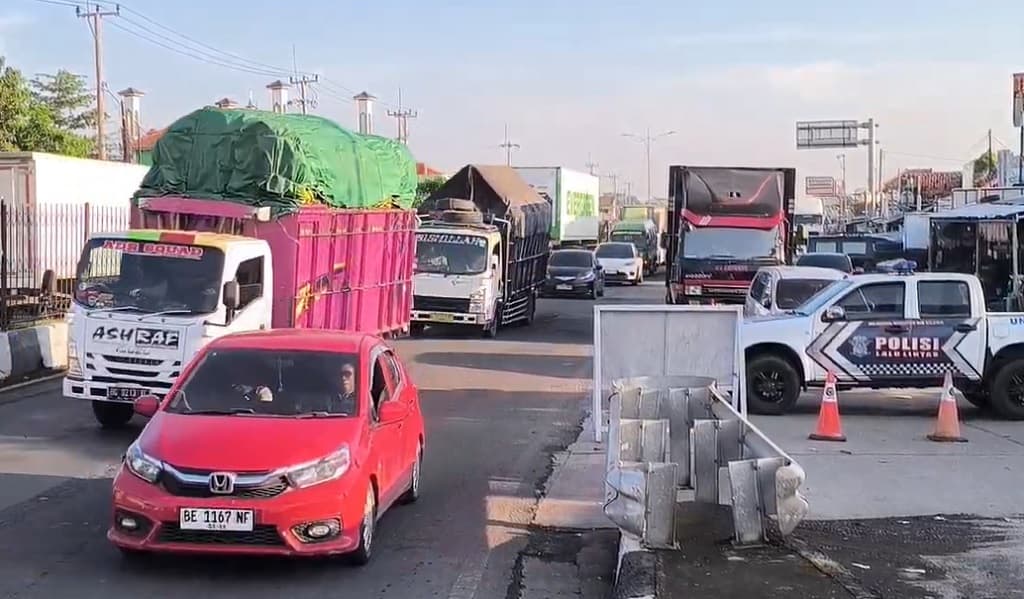 Jalur Pantura Cirebon Macet Horor 3 Km Imbas One Way Tol Cipali