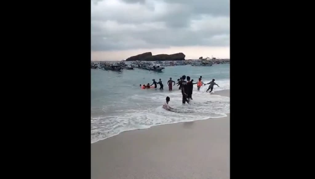 Petaka Swafoto di Pantai Papuma Jember, 3 Remaja Tergulung Ombak, 1 Hilang