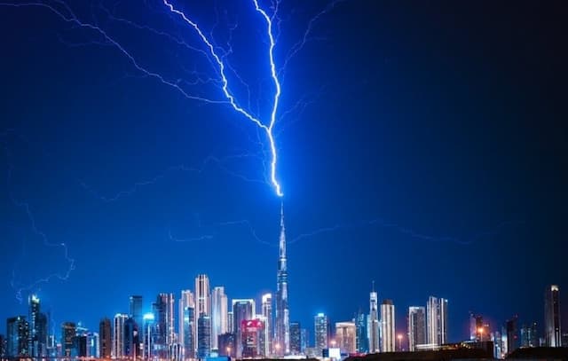 Setelah Diserang Rudal dan Drone Iran, Dubai Diterjang Badai Petir