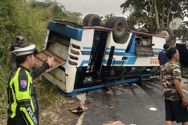 Kecelakaan Bus Terguling di Tepi Danau Ranau OKU Selatan, 28 Penumpang Terluka
