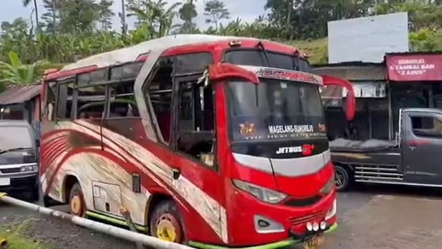 Minibus Rombongan Seni Warok Masuk Jurang di Batang, 9 Orang Luka-luka