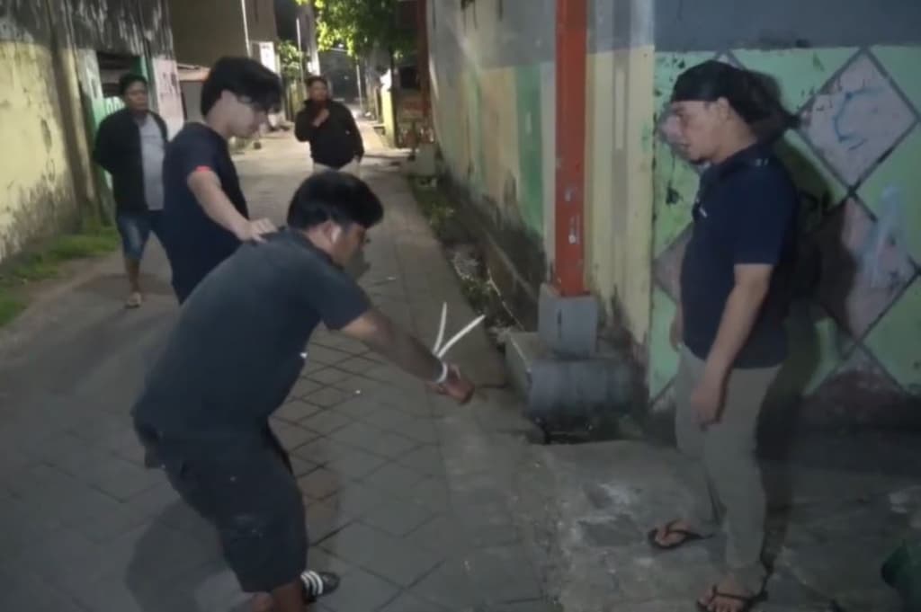 Terekam CCTV, Pria di Makassar Tebas Tetangga Pakai Parang