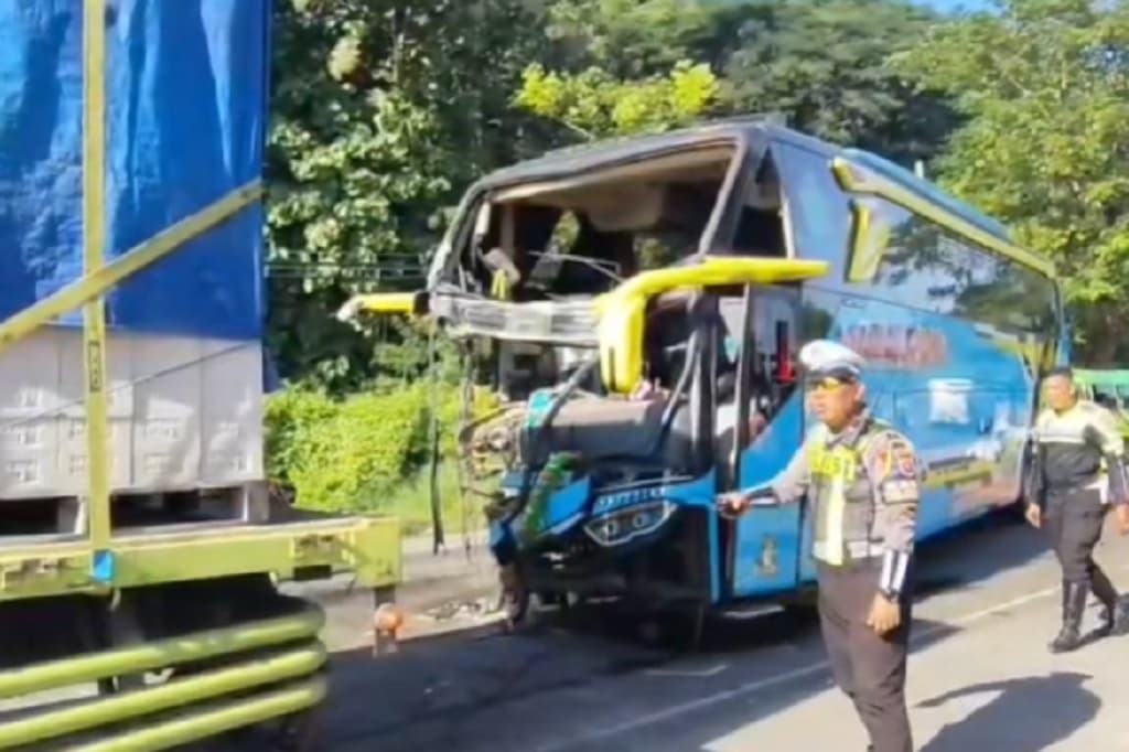 Kecelakaan Maut Bus Graha Tirta Tabrak Truk Tronton di Pantura Situbondo, 2 Tewas