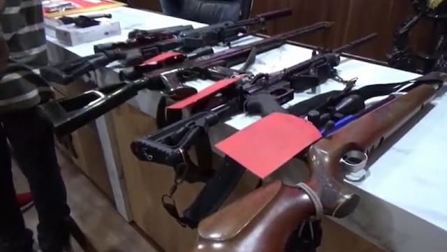 2 Orang Ditangkap di Jember, Miliki Senpi Rakitan dan Nekat Jual Narkoba secara Terbuka