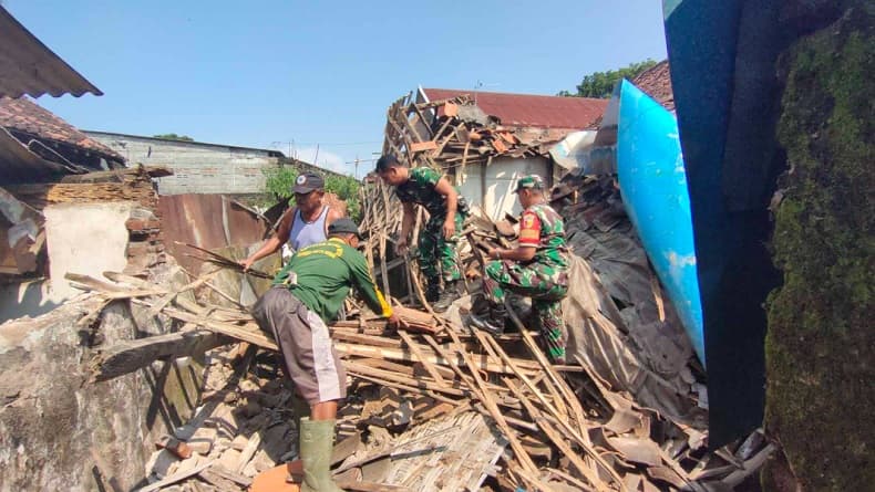 Atap Rumah di Kediri Roboh Diterjang Hujan Deras, Petugas Bantu Bersihkan Puing Bangunan