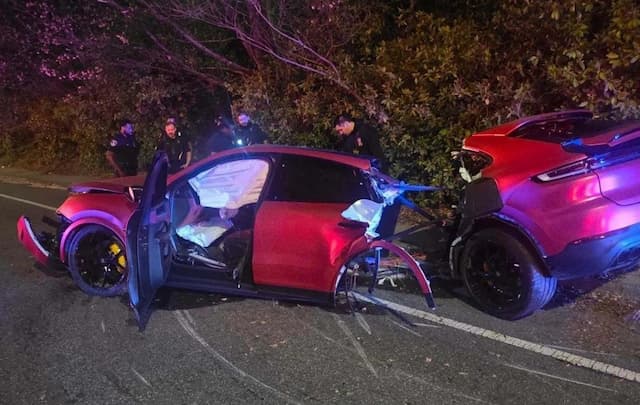 Porsche Cayenne Terbelah 2 dalam Kecelakaan Mengerikan, Ajaib Pengemudi Selamat