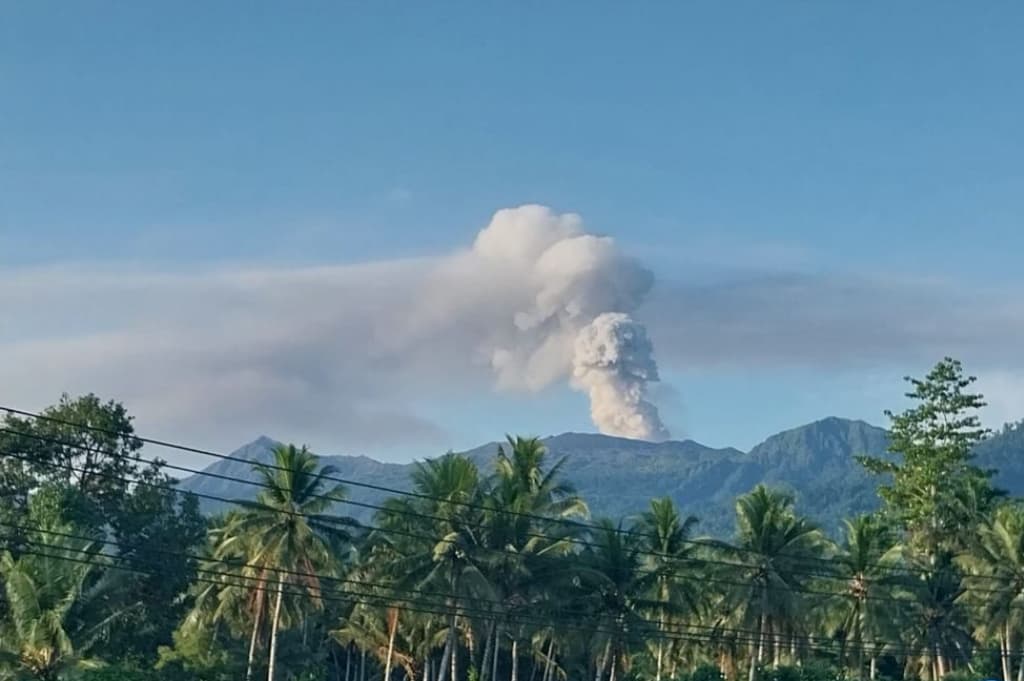 Gunung Dukono Meletus Hari Ini, Kolom Abu Capai 1.000 Meter ke Langit