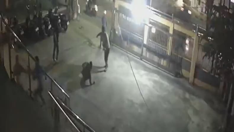 Brutal! Detik-Detik 2 Juru Parkir Dibacok di Samarinda Terekam CCTV