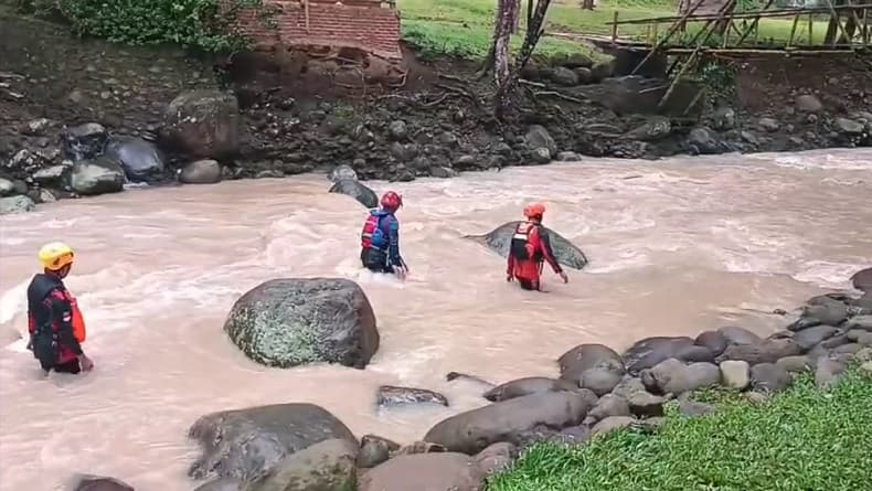 2 Mahasiswi Terseret Banjir Bandang di Wira Garden Lampung, Tim SAR Susuri Sungai Batu Putu