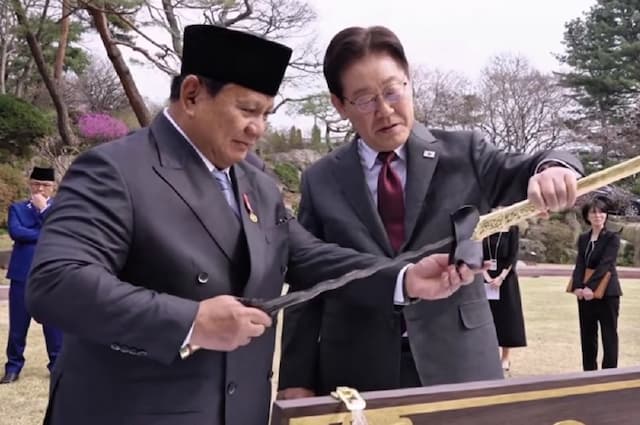 Prabowo Hadiahkan Presiden Korsel Keris Bali Warna Emas, Ini Penampakannya
