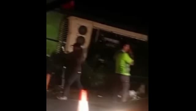 Bus Penuh Penumpang Kecelakaan di Tol Jombang, 1 Orang Tewas dan Belasan Luka-Luka