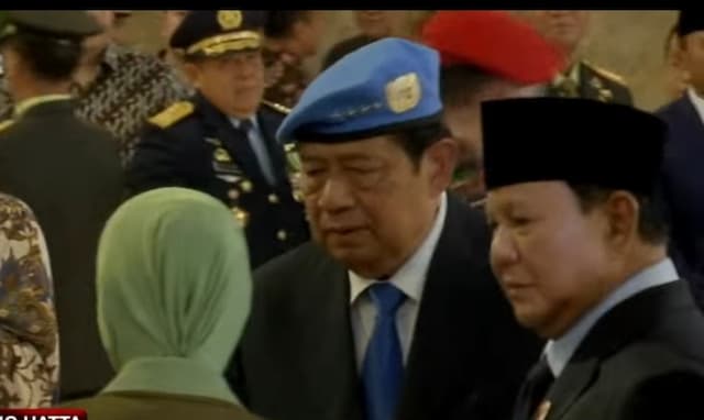 Tangis Pecah, Prabowo Peluk Keluarga 3 Prajurit TNI Gugur di Lebanon