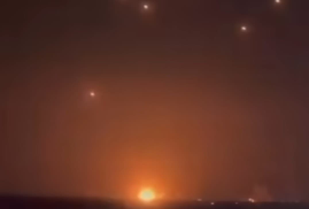 Iran Gempur Israel Habis-habisan, Pabrik hingga Apartemen di Beberapa Kota Terbakar