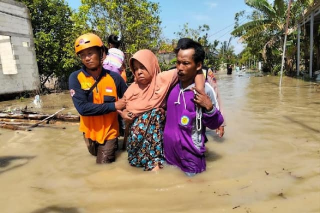 Dahsyatnya Banjir Bandang di Demak, 12 Rumah Hanyut dan 400 Jiwa Terpaksa Mengungsi Dahsyatnya Banjir Bandang di Demak, 12 Rumah Hanyut dan 400 Jiwa Terpaksa Mengungsi