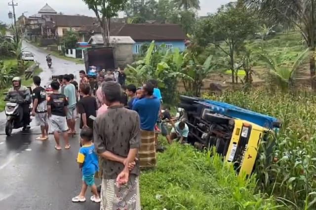 Kecelakaan di Batang, Truk Muatan 3 Ton Baja Ringan Terguling di Tanjakan Sirembel