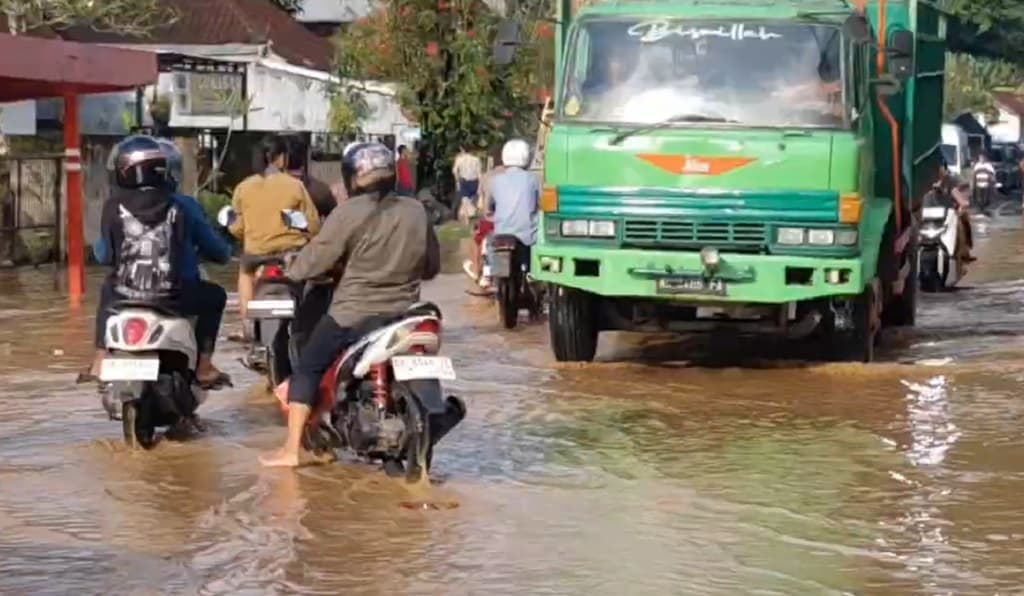 Banjir Kiriman Rendam Ratusan Rumah di Jembrana, Jalur Denpasar Lumpuh