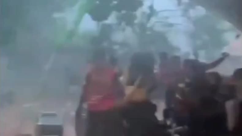 Tenda Hajatan di Bangkalan Roboh Diterjang Angin Kencang, Warga Panik Berlarian