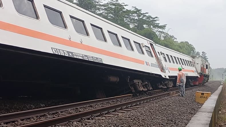 KAI Kerahkan 10 Bus Angkut Penumpang KA Bangunkarta Anjlok di Brebes