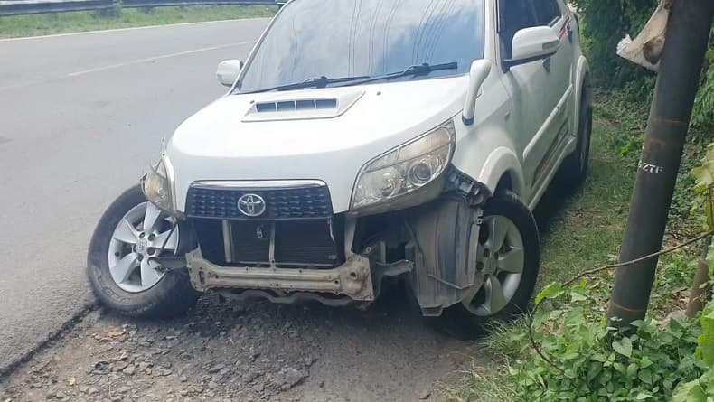 Toyota Rush dan Fortuner Tabrakan di Cilegon hingga Rusak Parah 