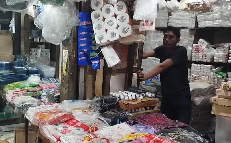 Harga Plastik Naik Signifikan, Pedagang Curhat Sepi Pembeli 