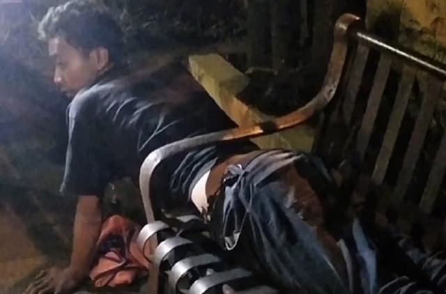 Evakuasi Dramatis Juru Parkir di Salatiga Terjepit Kursi Trotoar Depan Kantor Polisi