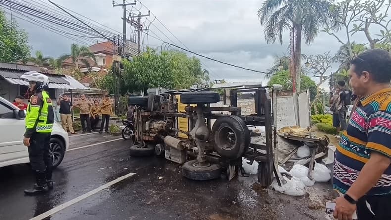 Kecelakaan di Gianyar, Truk Terguling hingga Muatan Es Berserakan di Jalan