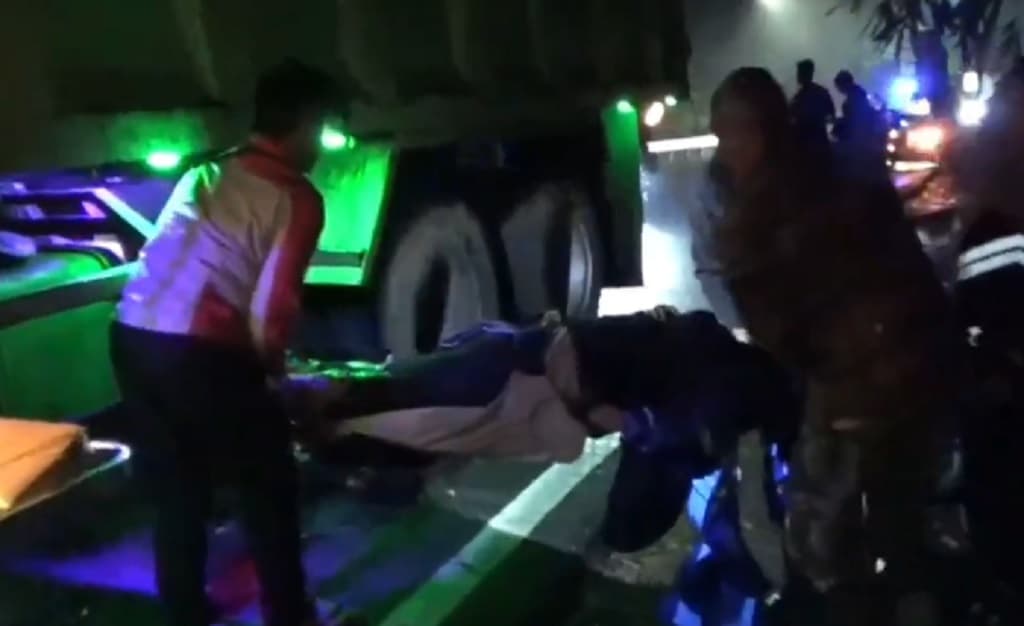 Ngeri! Detik-Detik Kecelakaan Maut Truk vs Motor di Sumedang, Ayah Tewas Anak Kritis