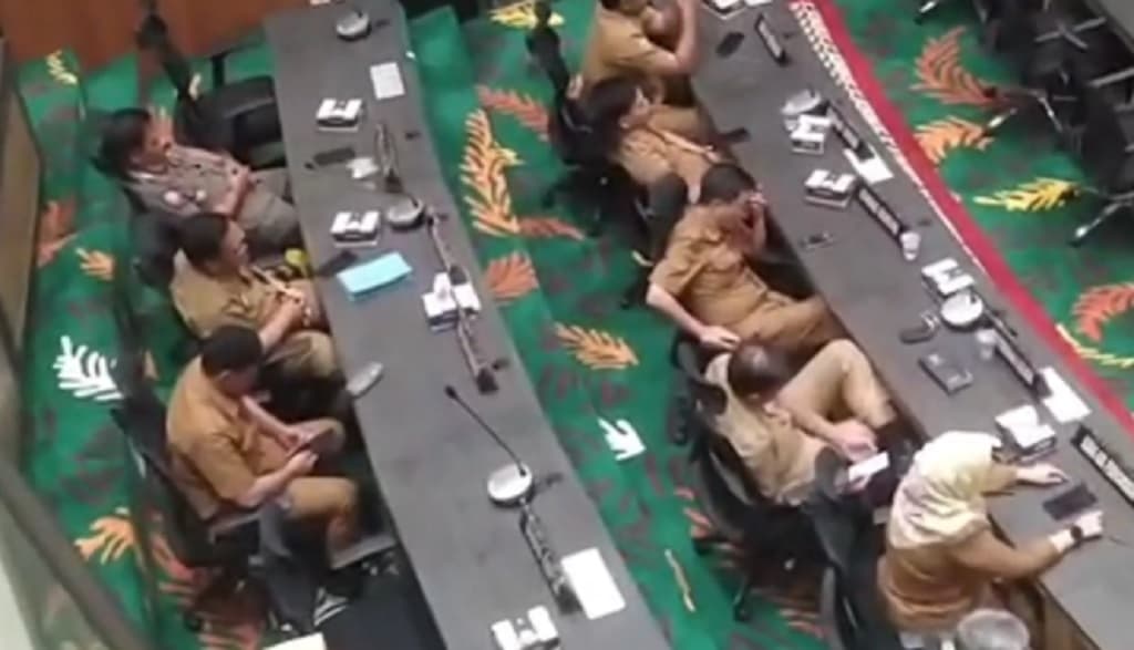 Viral Sekda hingga Kepala OPD di Bangkalan Nonton Drama China saat Sidang Paripurna