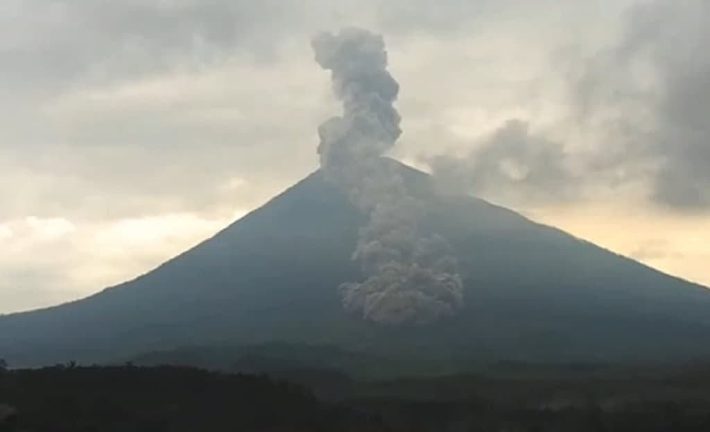 Gunung Semeru Meletus Hari Ini, Luncurkan Awan Panas 4,5 Km ke Besuk Kobokan