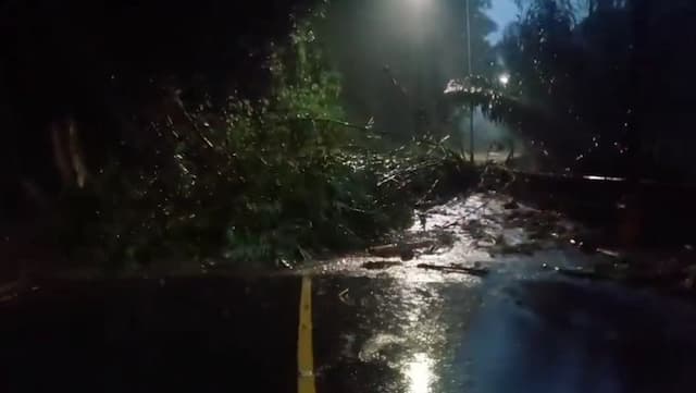 Longsor, Jalur Cadas Pangeran Sumedang Ditutup Total