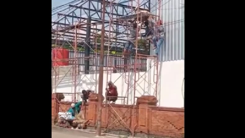2 Pekerja Tersetrum saat Bangun Atap Koperasi di Mojokerto, 1 Tewas 1 Luka Parah