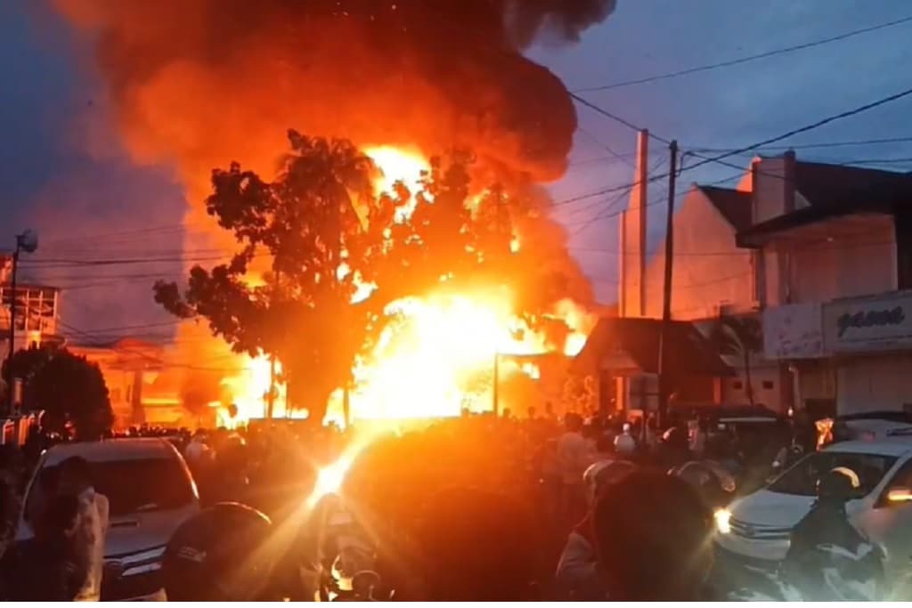Kebakaran Dahsyat di Gunungsitoli, Lebih dari 20 Ruko Ludes Dilalap Api