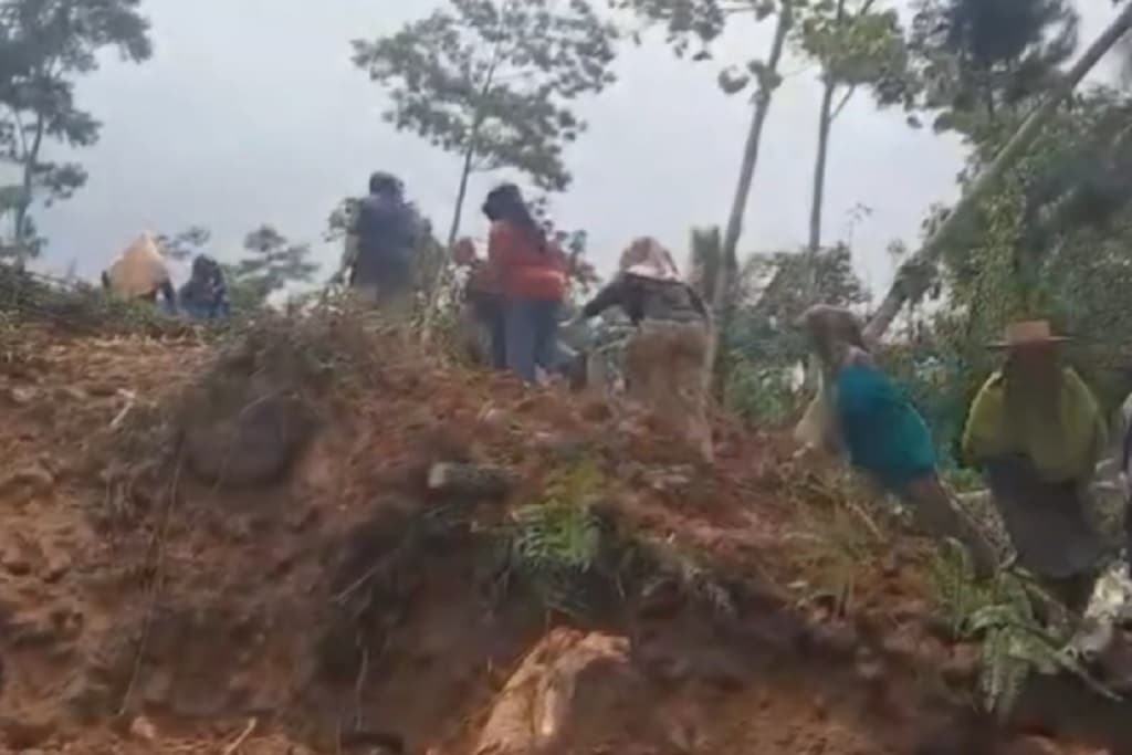 Tebing 50 Meter di Cilacap Longsor, Akses 2 Kecamatan Putus Total hingga Listrik Padam